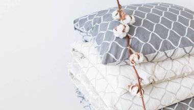 İki Yatak set gri ve bej, Cool kardeşler için iki çocuk için. Modern yatak çarşafları, Trend, Minimalizm temiz ev kavramı