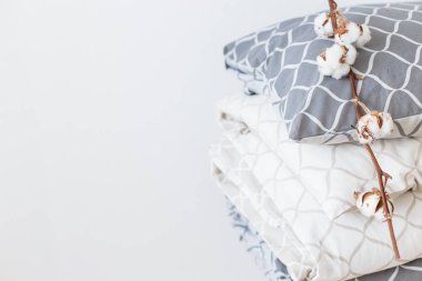 İki Yatak set gri ve bej, Cool kardeşler için iki çocuk için. Modern yatak çarşafları, Trend, Minimalizm temiz ev kavramı