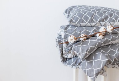 Modern gri yatak çarşafları kazık, Trend, Minimalizm temiz ev kavramı