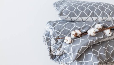 Modern gri yatak çarşafları kazık, Trend, Minimalizm temiz ev kavramı