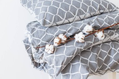 Modern gri yatak çarşafları kazık, Trend, Minimalizm temiz ev kavramı