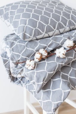 Modern gri yatak çarşafları kazık, Trend, Minimalizm temiz ev kavramı