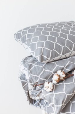 Modern gri yatak çarşafları kazık, Trend, Minimalizm temiz ev kavramı