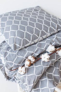 Modern gri yatak çarşafları kazık, Trend, Minimalizm temiz ev kavramı