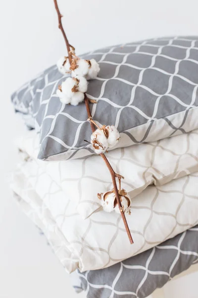 Två Sängkläder Uppsättningar Grått Och Beige Cool För Två Barn — Stockfoto