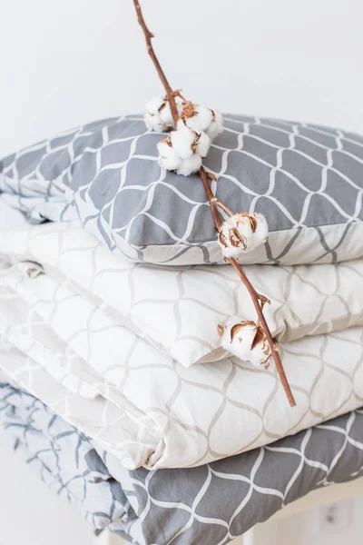 Två Sängkläder Uppsättningar Grått Och Beige Cool För Två Barn — Stockfoto