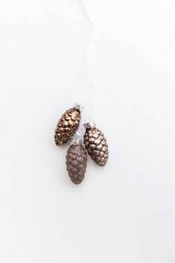 Noel oyuncaklar. Canlı renkler beyaz dokulu arka plan üstünde toys koni