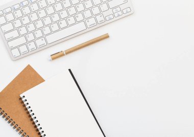 Boş defter, kalem ve beyaz arka plan üzerinde klavye. Metin girişi için Not defteri alanı