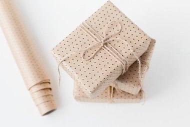 Kaydırılan Noel dokulu beyaz arka plan üstten görünüm, metin için yer sunar. şık hediyeler. mevsimlik selamlar. İyi Bayramlar