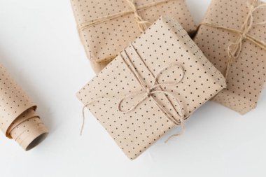 Kaydırılan Noel dokulu beyaz arka plan üstten görünüm, metin için yer sunar. şık hediyeler. mevsimlik selamlar. İyi Bayramlar