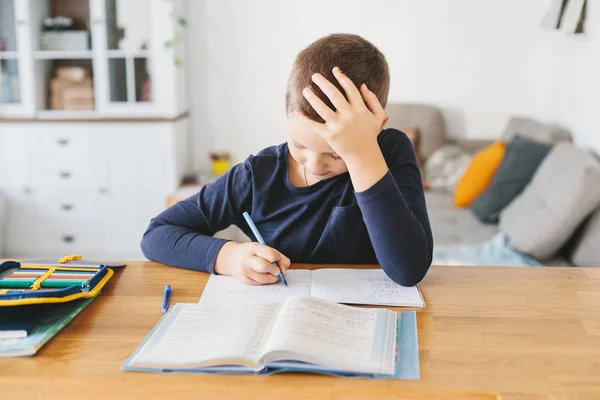 Liseli evde masa üzerinde ödevini yapıyor. Evde eğitim kavramı