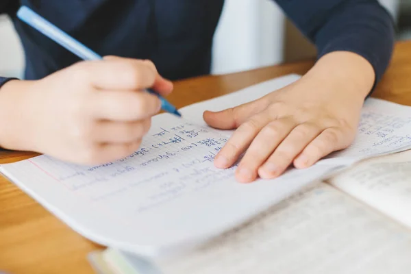 Liseli Evde Masa Üzerinde Ukrayna Dilde Matematik Ödevini Yapıyor Çocuk — Stok fotoğraf