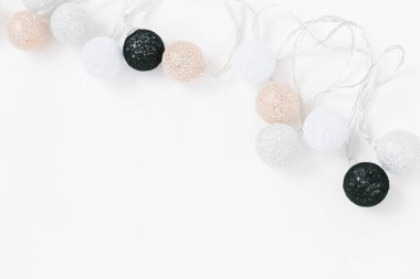 Beyaz, siyah, altın, gümüş Noel ışık garland beyaz arka plan dokulu. İskandinav Noel dekorasyonu, seçici odak minimalizm kavramı