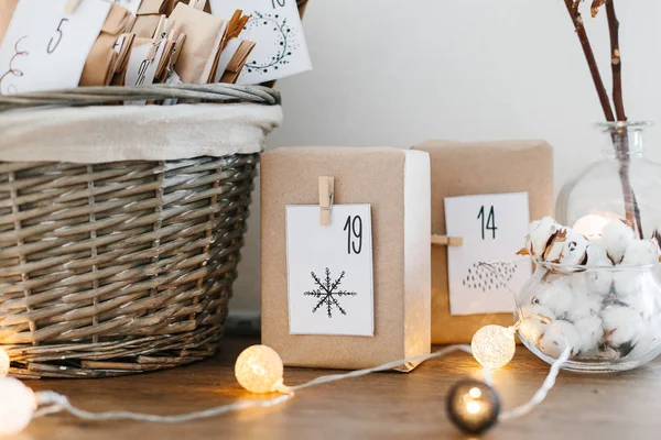 Adventskalender Warten Auf Weihnachten Korb Mit Umschlägen Mit Zahlen Und — Stockfoto