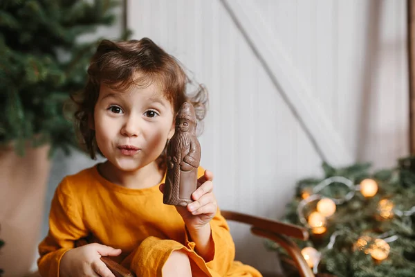 Menina Bebê Encaracolado Bonito Vestindo Vestido Linho Mostarda Estúdio Perto — Fotografia de Stock