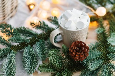 Sepet ve fincan kakao ve hatmi ile Ladin dallarında. Rustik yeni yıl Noel dekorasyonu evde, İskandinav iç