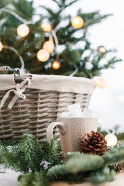 Sepet ve fincan kakao ve hatmi ile Ladin dallarında. Rustik yeni yıl Noel dekorasyonu evde, İskandinav iç