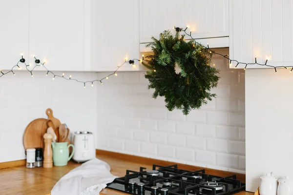 Cocina Moderna Blanca Estilo Escandinavo Decorada Para Navidad Elegante Pared —  Fotos de Stock