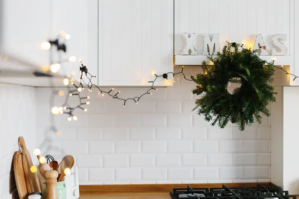 Gasfornuis Witte Keukenmeubilair Met Hangende Kerst Krans Xmas Brief Decor — Stockfoto