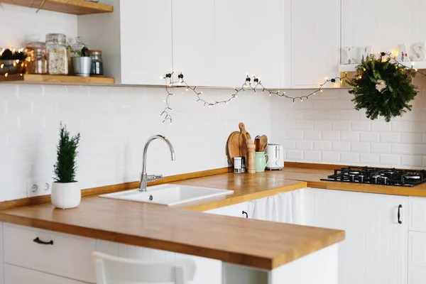 Cozinha Moderna Branca Estilo Escandinavo Decorado Para Natal Elegante Parede — Fotografia de Stock