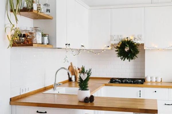 Pequeño Árbol Navidad Maceta Blanca Cocina Moderna Blanca Estilo Escandinavo — Foto de Stock