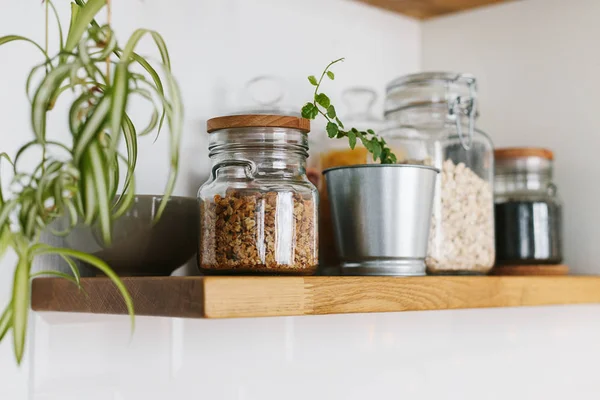 Açık ahşap raflar mutfakta. Mutfak görünümünü