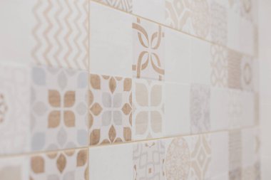 Patchwork seramik karo desen İskandinav tarzı. Banyo duvar tasarımı