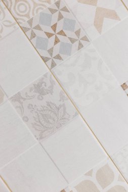 Patchwork seramik karo desen İskandinav tarzı. Banyo duvar tasarımı