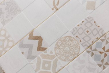 Patchwork seramik karo desen İskandinav tarzı. Banyo duvar tasarımı