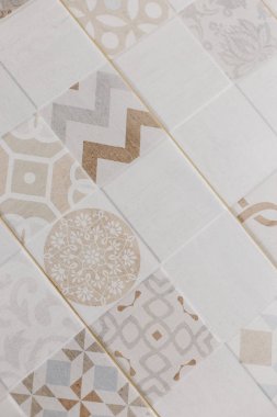 Patchwork seramik karo desen İskandinav tarzı. Banyo duvar tasarımı