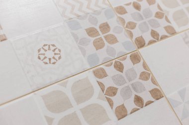 Patchwork seramik karo desen İskandinav tarzı. Banyo duvar tasarımı