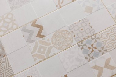 Patchwork seramik karo desen İskandinav tarzı. Banyo duvar tasarımı
