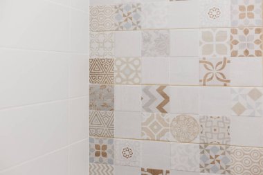 Patchwork seramik karo desen İskandinav tarzı. Banyo duvar tasarımı