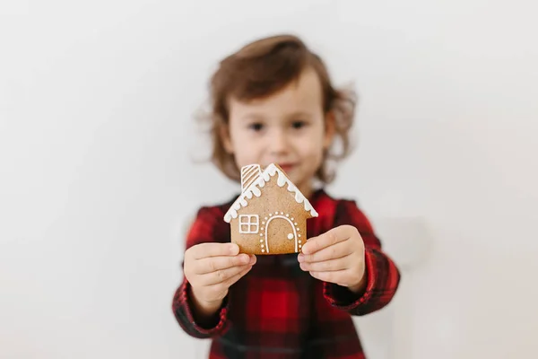 Menina Segurando Caseiro Biscoitos Gengibre Forma Casa Tempo Natal Conceito — Fotografia de Stock