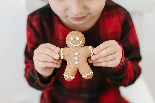 小女孩拿着自制的姜男饼干 圣诞节时间 — 图库照片