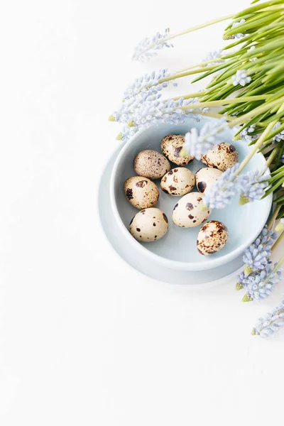Huevos Codorniz Tazón Azul Claro Sobre Fondo Blanco Texturizado Flores — Foto de Stock