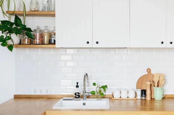 Vista sobre cocina blanca en estilo escandinavo — Foto de Stock