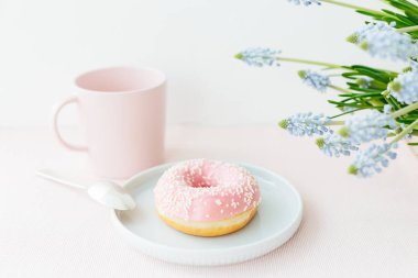 Mavi Plaka pastel renkler üzerinde pembe donats. Tatlı bahar kahvaltı