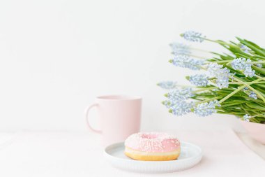 Mavi Plaka pastel renkler üzerinde pembe donats. Tatlı bahar kahvaltı