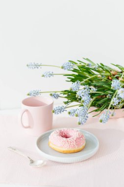 Mavi Plaka pastel renkler üzerinde pembe donats. Tatlı bahar kahvaltı