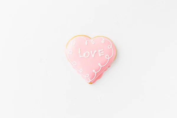 Herzförmiger Keks Mit Liebeszeichen Auf Weißem Strukturiertem Hintergrund Valentinstag Minimalismus — Stockfoto