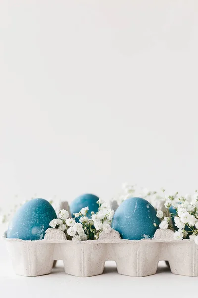 Huevos Pascua Color Azul Natural Bandeja Con Pequeñas Flores Blancas — Foto de Stock