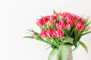 Ahşap tablo üzerinde gri bir modern vazoda pembe kırmızı beyaz Şakayık Lale buketi