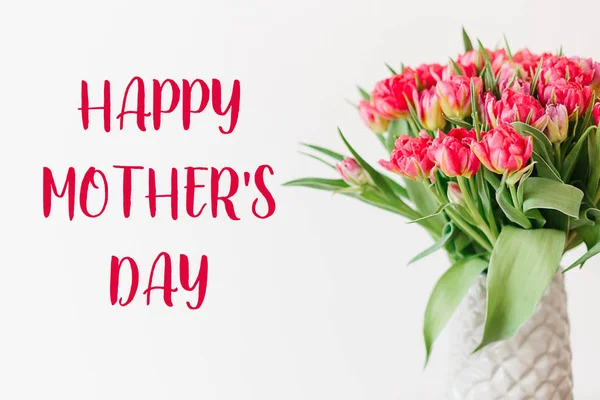 Ahşap tablo üzerinde gri bir modern vazoda pembe kırmızı beyaz Şakayık Lale buketi