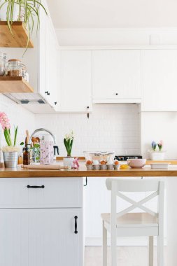 Malzemeler pişirme ahşap masa, yemek pişirmek için hazır yerleştirilir. Gıda hazırlama, beyaz mutfak arka plan üzerinde kavramı.