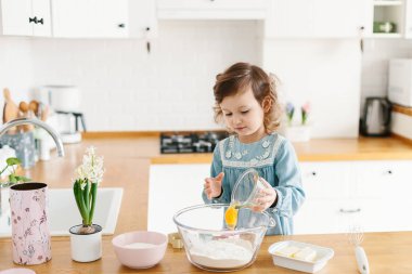 Küçük kız mutfak at Paskalya kurabiyeleri hazırlama.