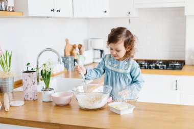 Küçük kız mutfak at Paskalya kurabiyeleri hazırlama.
