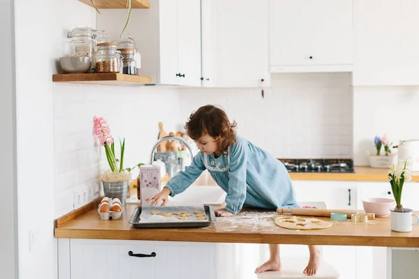 Little girl preparing easter cookies at the kitchen. — Stock Photo, Image