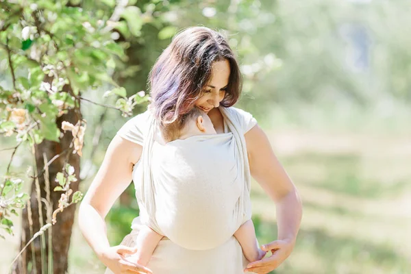 Anne kız bebek wrap askı Park içinde taşımak.