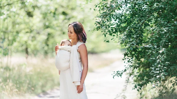 Anne kız bebek wrap askı Park içinde taşımak.